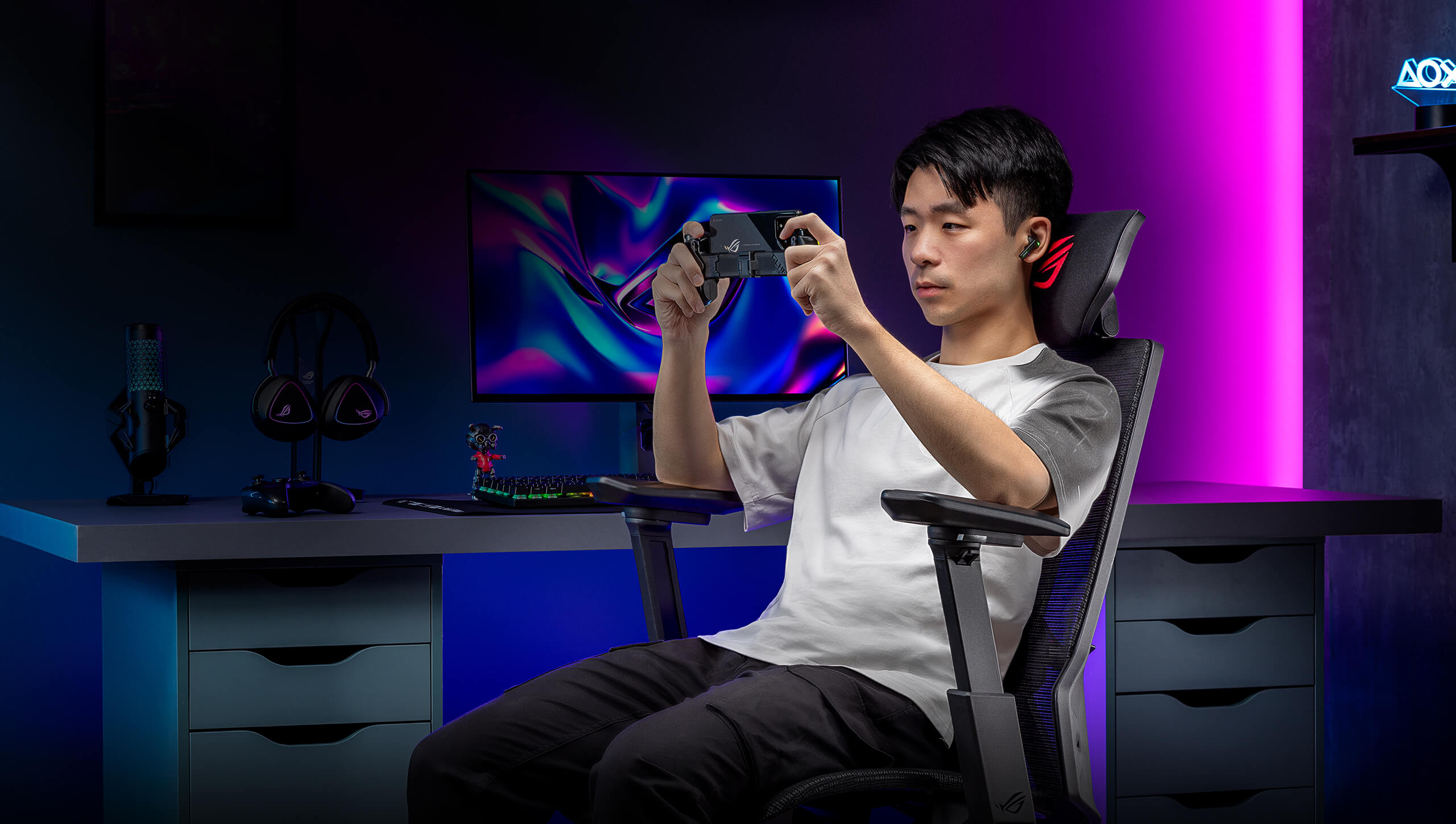 ROG Destrier Core'un kol desteği, ROG Cetra True Wireless SpeedNova ile mobil oyun oynayan adam için 14 cm'ye ayarlanmıştır.