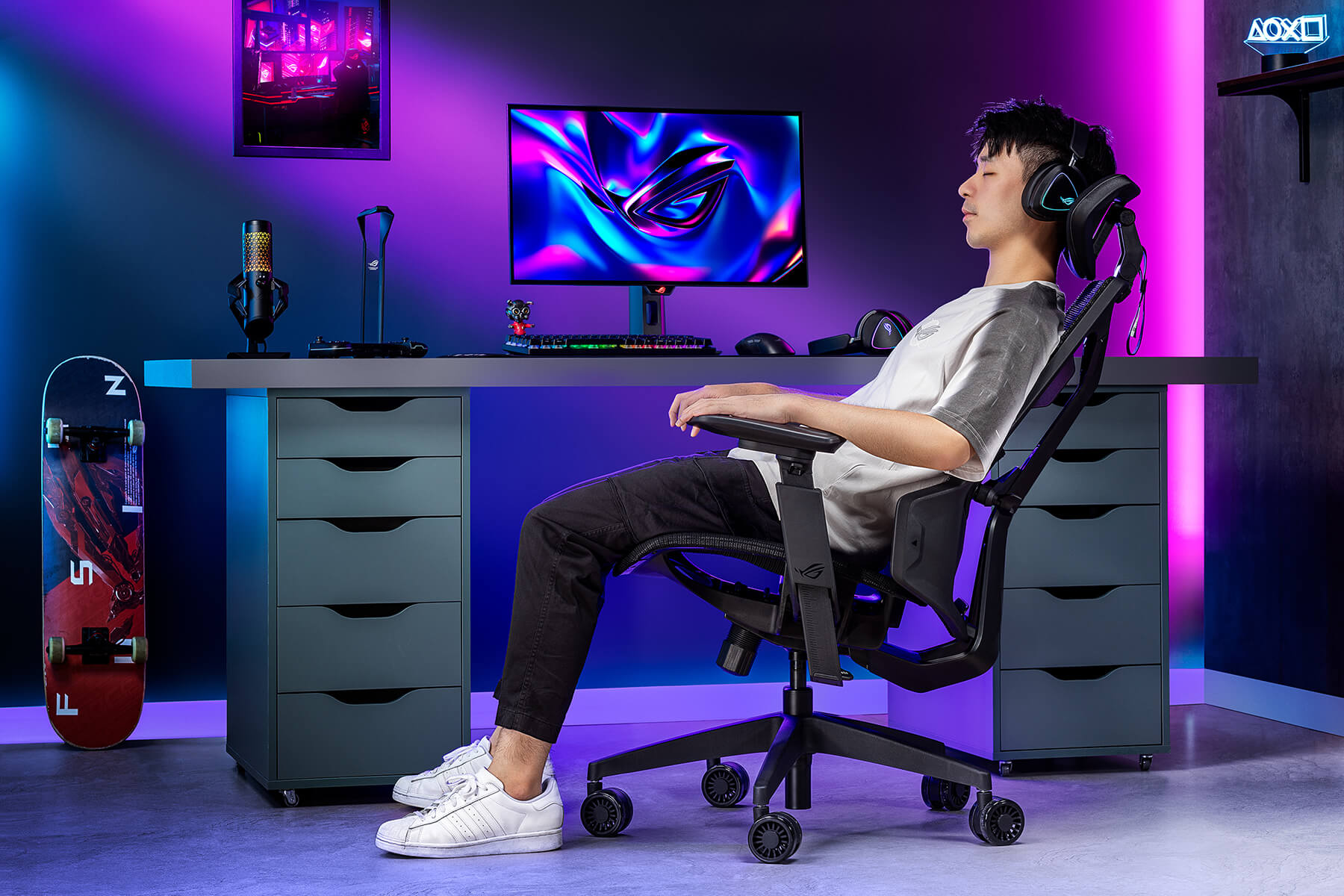 ROG Destier Core'un üzerinde uzanıyor ve ROG Delta II ile müzik dinliyor.