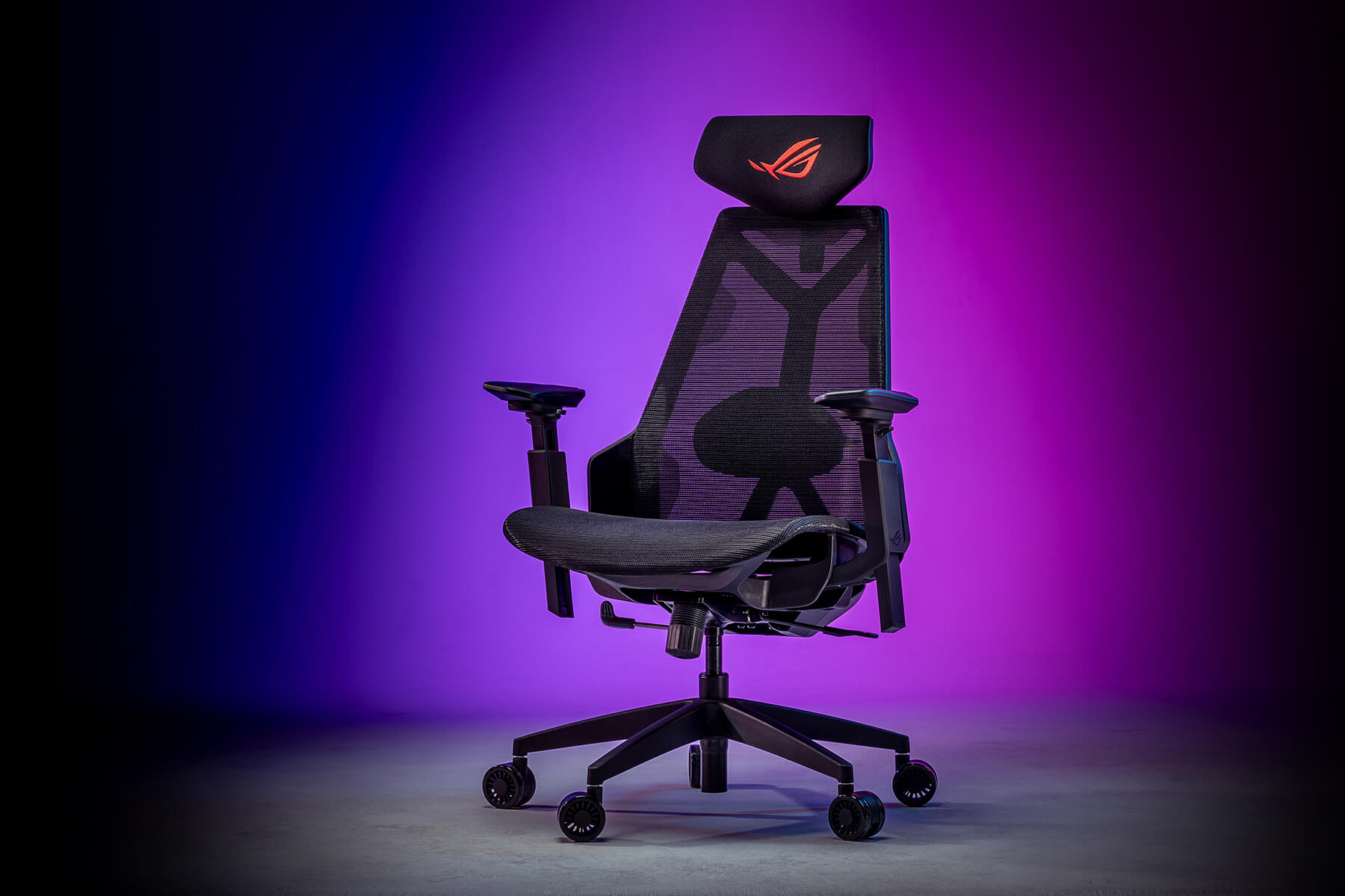 ROG Destrier Core'un mor ve mavi ışıklandırmalı arka planında sol açıdan görünümü.