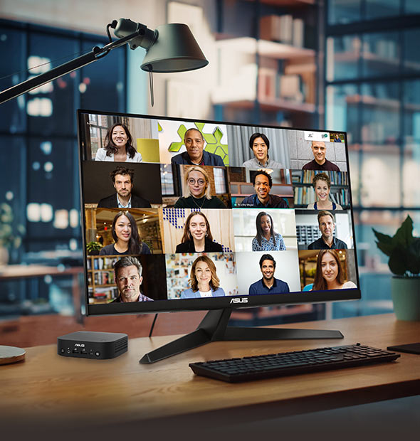 De NUC Mini PC is aangesloten op de monitor op de tafel, die de videovergaderfuncties weergeeft