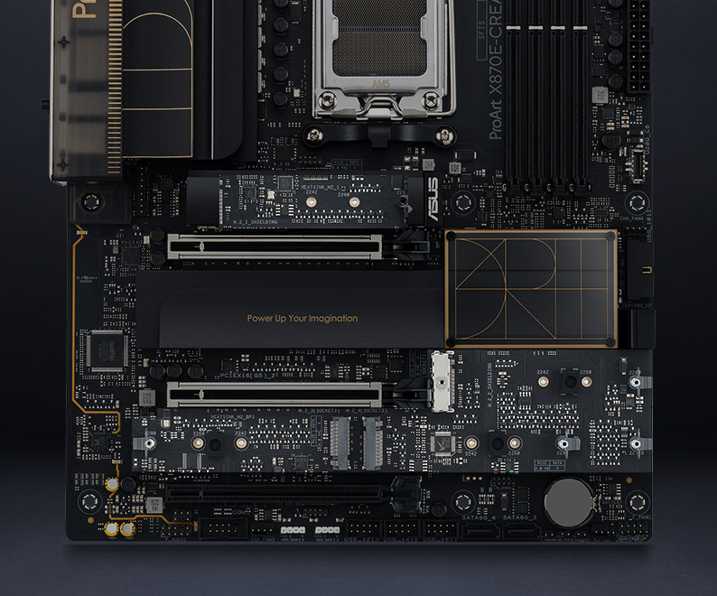 Vue de dessus de la ProArt X870E-Creator WiFi avec quatre slots M.2 mis en évidence