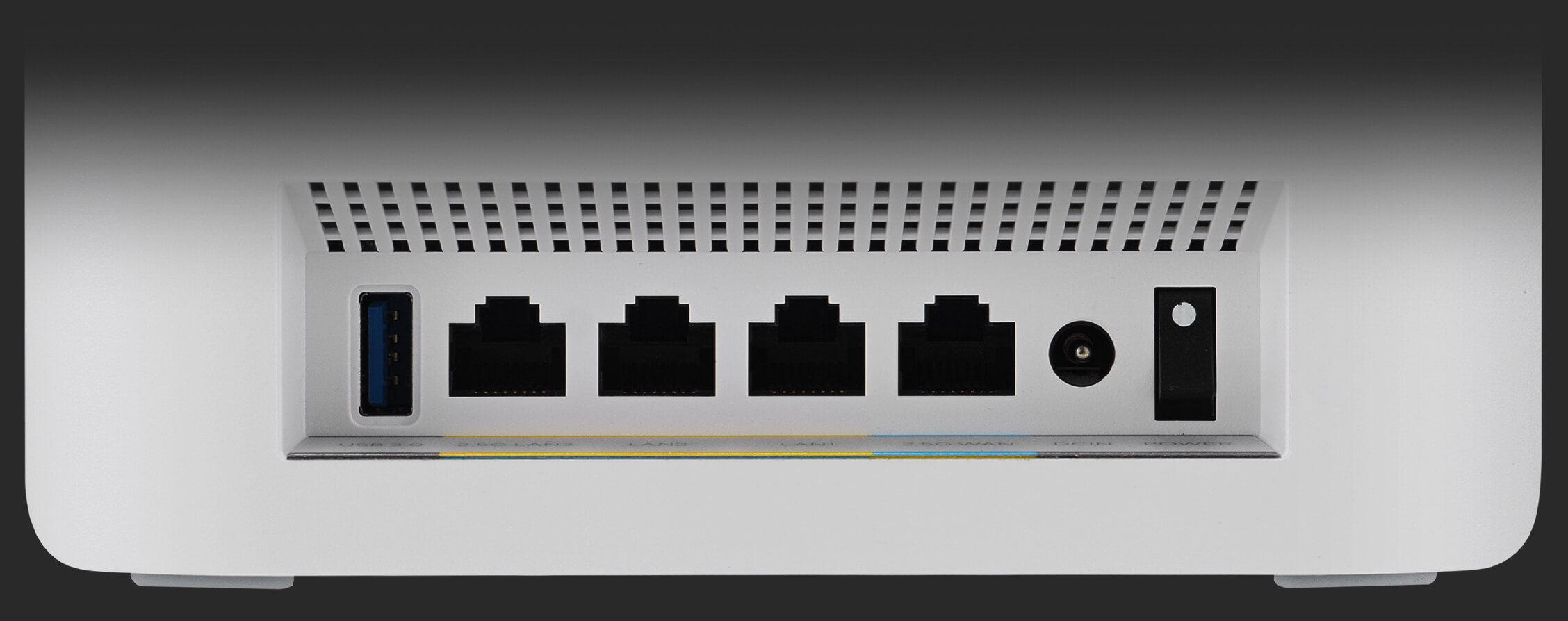 华硕灵耀魔方Pro back side showing I/O ports.