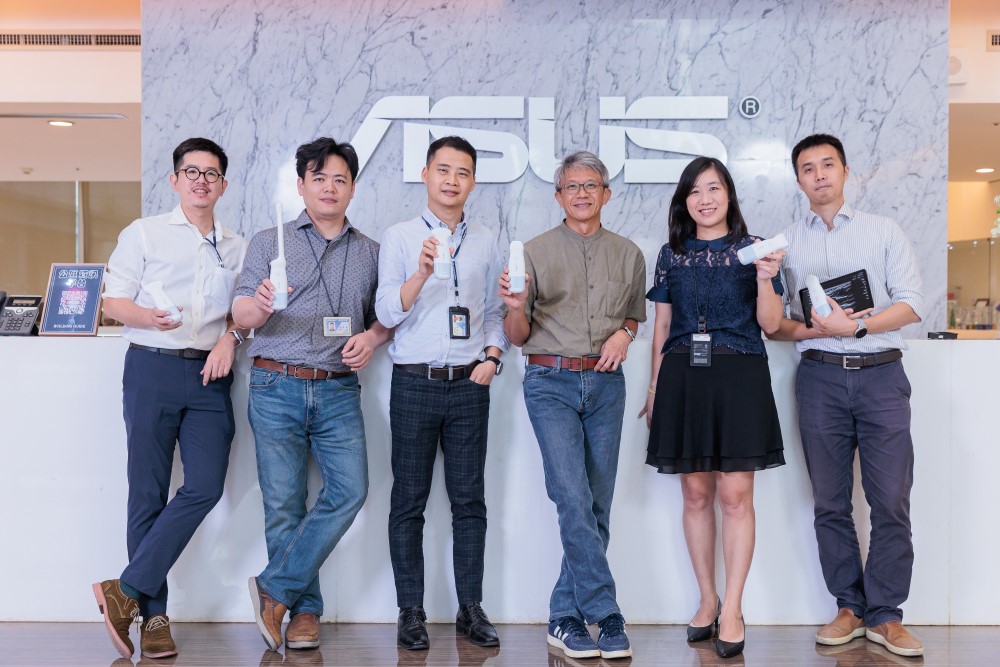 Led by ASUS COO and Global Senior VP Joe Hsieh (third from the right), the team at ASUS leveraged their years of technical expertise and professional experience to develop the latest smart healthcare solution LU800 Handheld Ultrasound that improves the efficiency of healthcare services.